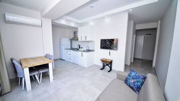 Refrigerador, placa de cocina, lavavajillas, silla alta para bebés