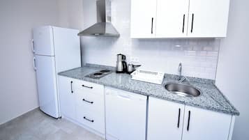 Departamento básico | Cocina privada | Refrigerador, parrilla de estufa, lavavajillas y utensilios de cocina