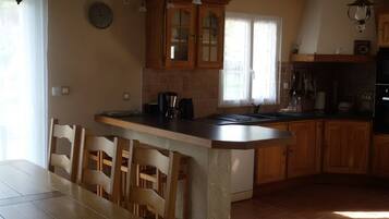 Een koelkast, een microgolfoven, een oven, een vaatwasser