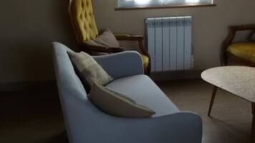 Televisie, een open haard en een dvd-speler