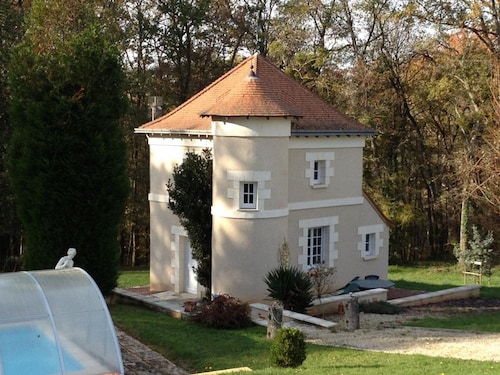 Charming Cottage with Private Pool, Park, and Proximity to Loire Castles