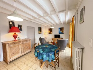 Interior - Cozy Gîte with Private Terrace, Garden View, and Modern Amenities in Couffy (Couffy)