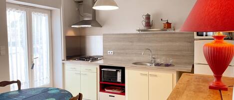 Køleskab, mikrobølgeovn, ovn, kaffe-/temaskine