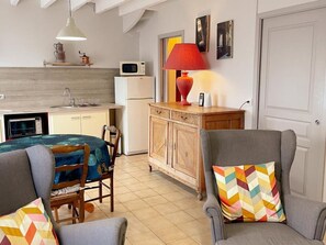Interior - Cozy Gîte with Private Terrace, Garden View, and Modern Amenities in Couffy (Couffy)