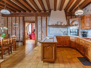 Fridge, microwave, oven, dishwasher - 4-bedroom cottage with covered pool and garden near Loire castles (Valloire-sur-Cisse-Chouzy-sur-Cisse)