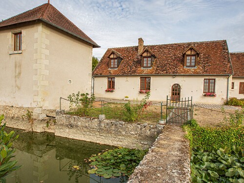 4-bedroom cottage with covered pool and garden near Loire castles