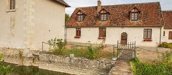 4-bedroom cottage with covered pool and garden near Loire castles