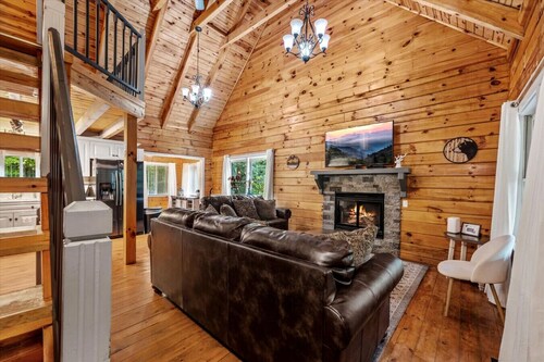 5BR Cabin w/Privacy! Hot Tub + Firepit/Yard*Arcade