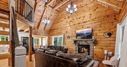 5BR Cabin w/Privacy! Hot Tub + Firepit/Yard*Arcade