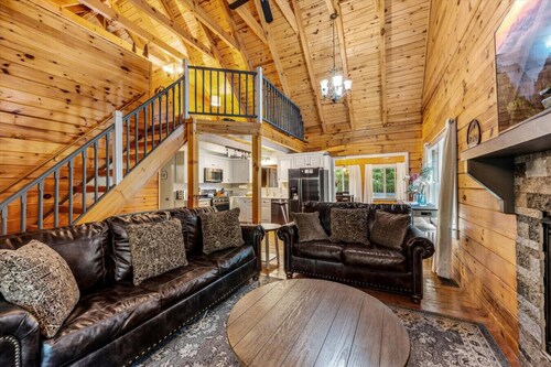 5BR Cabin w/Privacy! Hot Tub + Firepit/Yard*Arcade