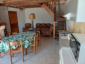 Fridge, microwave, oven, dishwasher - Cozy house near Blois, pets allowed, parking (Chailles)