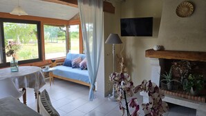 TV - Charming Restored Barn with Tennis, Near Loire Castles & ZooParc de Beauval, Pet-Friendly, Sleeps 3 (Cheverny)