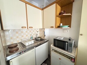 Réfrigérateur, micro-ondes, plaque de cuisson, cafetière/bouilloire