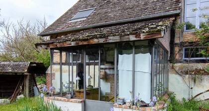 Charming 3-Bedroom Cottage in Sologne Forest with Modern Amenities and Scenic Views