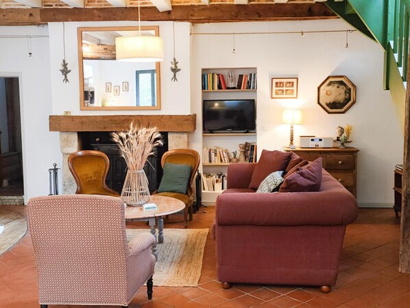 Televisión y chimenea 