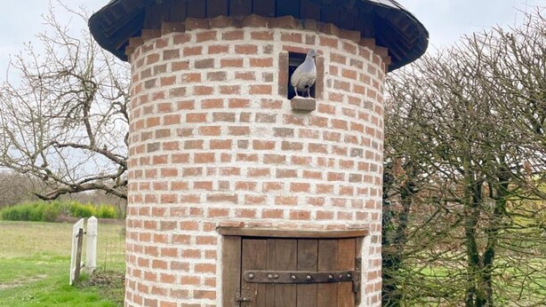 A brick tower with a wooden door and a small window. - Charming cottage with garden, pets allowed (Fresnes)