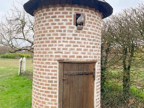 A brick tower with a wooden door and a small window. - Charming cottage with garden, pets allowed (Fresnes)