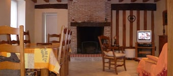 Charming Cottage in the Heart of Loire Castles with Garden, Fireplace, and Modern Amenities