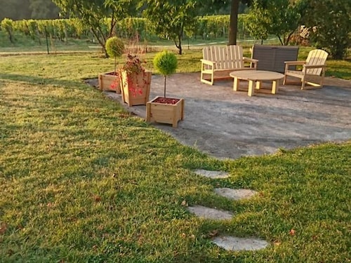 Maison spacieuse avec jardin, terrasse, et équipements de loisirs à Pouillé