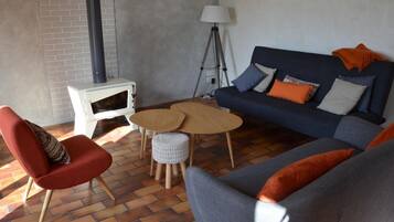 Télévision, cheminée, table de tennis de table