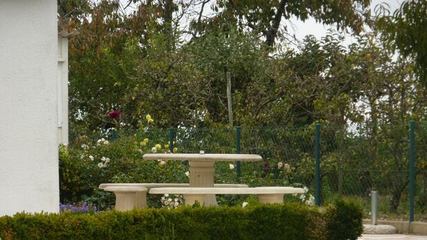A garden with a stone fountain and benches. - Charming Cottage with Private Garden, Terrace & Garage near Loire Castles (Huisseau-sur-Cosson)