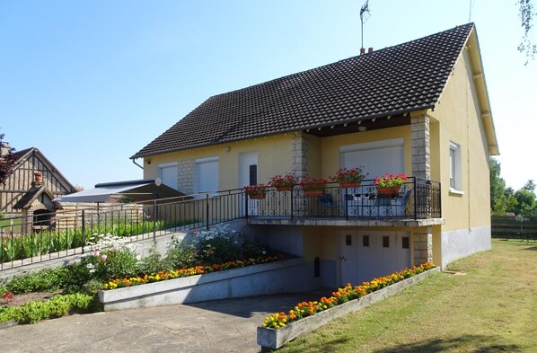 Exterior - Charming Family Home with Garden, Playground, and Bikes in the Heart of Sologne (Dhuizon)