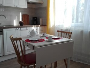 Fridge, microwave, dishwasher, coffee/tea maker