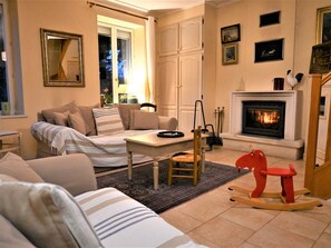 Een televisie en een open haard