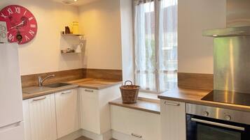 Een koelkast, een microgolfoven, een oven, een vaatwasser