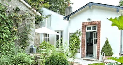 Charming Central Blois Cottage: Terrace, Private Garage, Modern Amenities Included