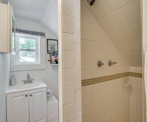 Douche, séchoir à cheveux, serviettes fournies, savon