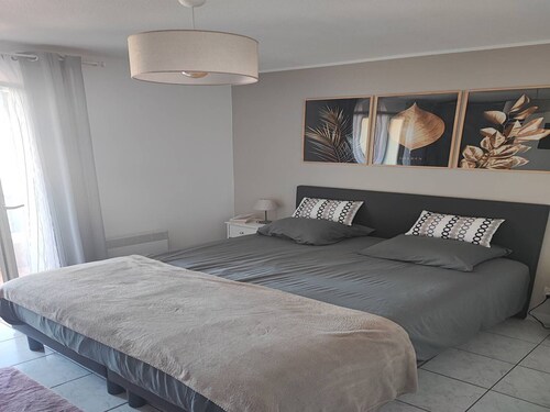 Sunny Villa with Pool Access, 3km to Beach, AC, BBQ, and Private Garden