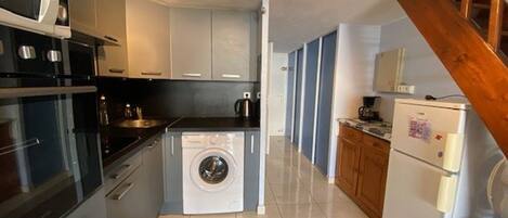 Kühlschrank, Mikrowelle, Ofen, Geschirrspüler