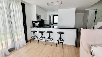 Rumah | Dapur pribadi | Microwave dan ketel listrik