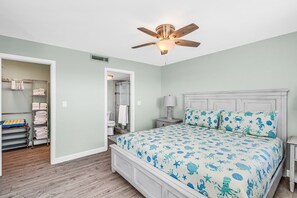 2 bedrooms, free WiFi, bed sheets - Sandpiper Cove updated 2bed/2bath beachfront condo with shared pool (Marathon)