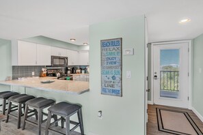 Oven, stovetop, coffee/tea maker, cookware/dishes/utensils - Sandpiper Cove updated 2bed/2bath beachfront condo with shared pool (Marathon)