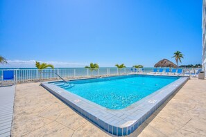 Pool - Sandpiper Cove updated 2bed/2bath beachfront condo with shared pool (Marathon)