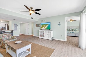 TV - Sandpiper Cove updated 2bed/2bath beachfront condo with shared pool (Marathon)