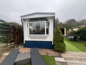 House | Outdoor dining - Cosy Chalet With Garden (Ooltgensplaat)