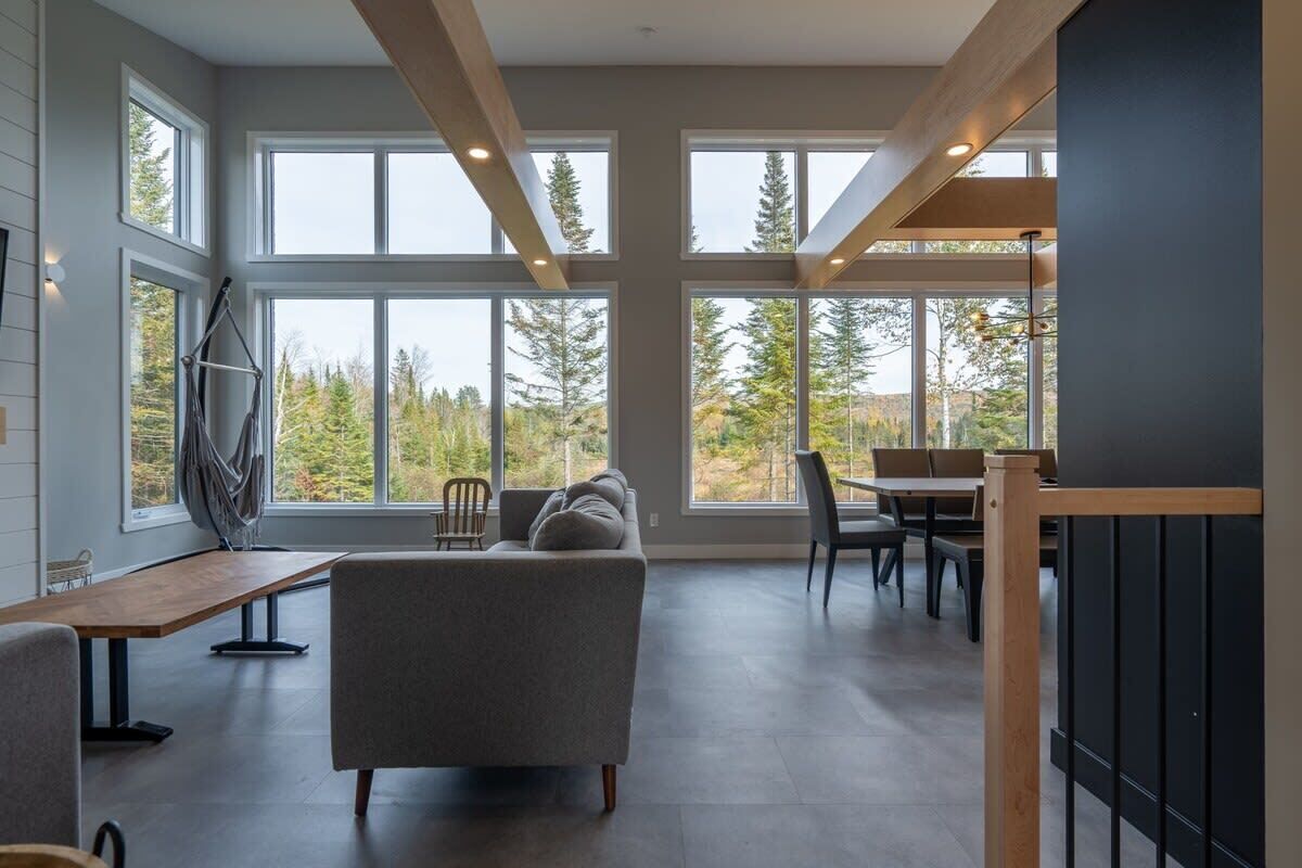 Télévision, cheminée, chaîne hi-fi