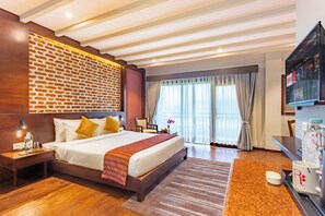 PREMIUM RIVER VIEW WITH BALCONY ROOM | Seprai premium, minibar, brankas, dan meja kerja