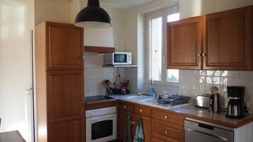 Réfrigérateur, micro-ondes, four, plaque de cuisson