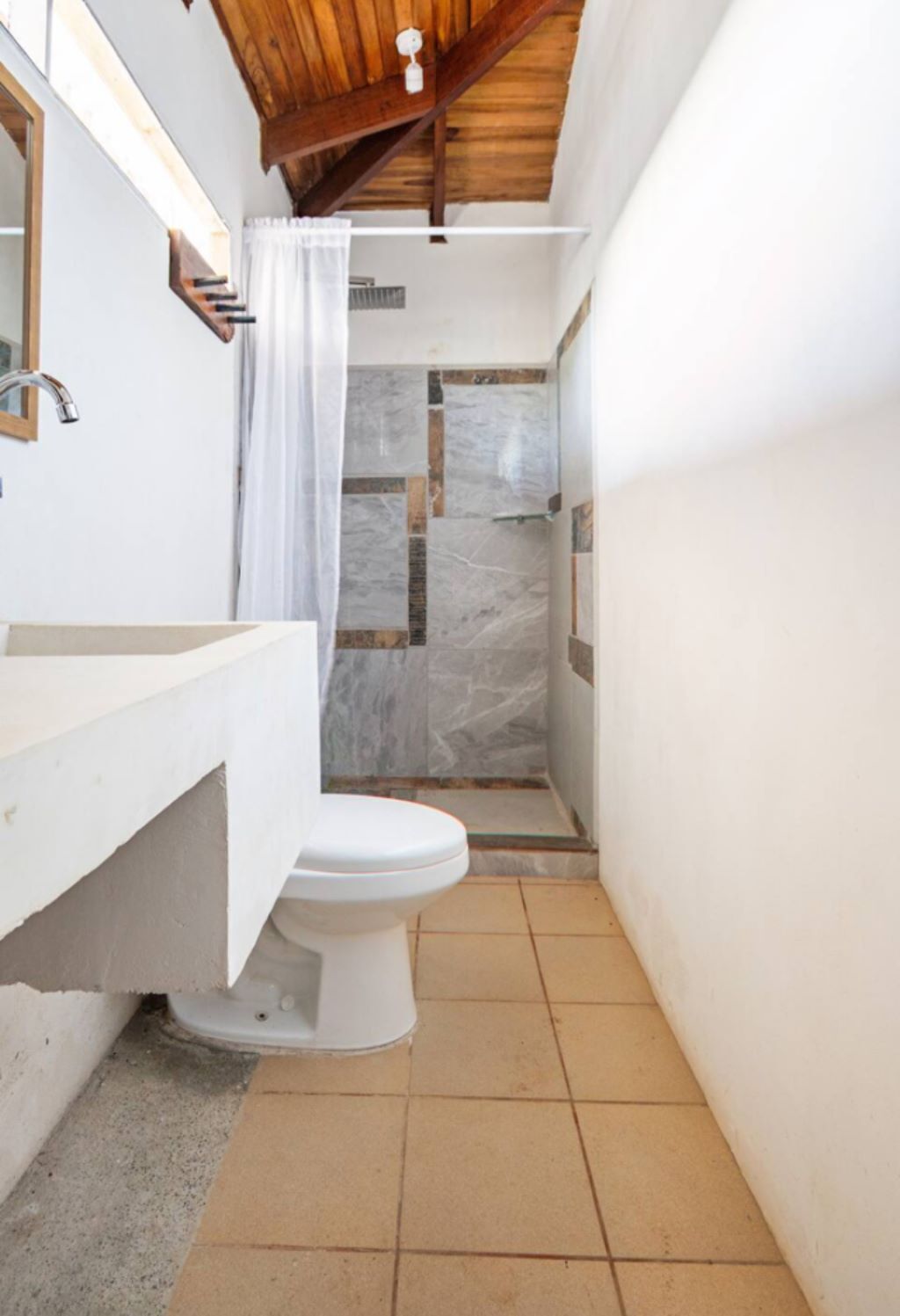 Douche, sèche-cheveux, serviettes fournies, savon