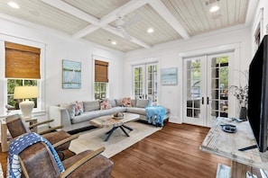 Smart TV, fireplace, books - STUNNING! WaterColor Steps to Camp WC! Private Pool, LSV, YOLO Bikes! Porches Galore! (Santa Rosa Beach)