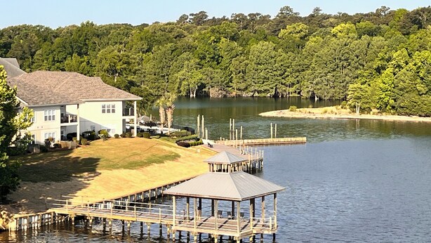 Uma propriedade à beira do lago com casa, cais e gazebo.