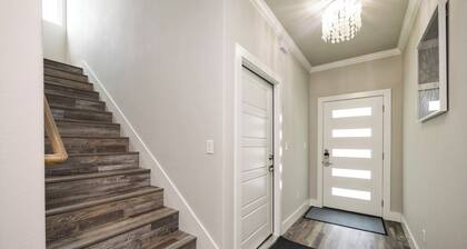 Pet-Friendly Waterfront Townhome | Plunge Pool & Boat Dock