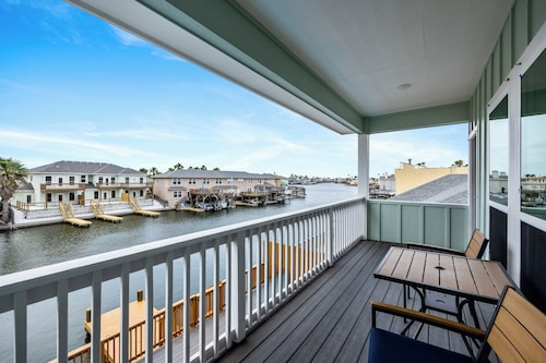 Pet-Friendly Waterfront Townhome | Plunge Pool & Boat Dock