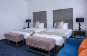 In-room safe, individually furnished, desk, laptop workspace - Gloria Inn Hotel (Ndola)