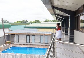Una piscina al aire libre