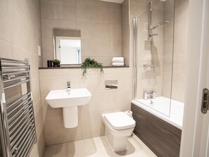Apartment | Bathroom - One-bedroom Close to Graves Park by Belvilla (Sheffield)